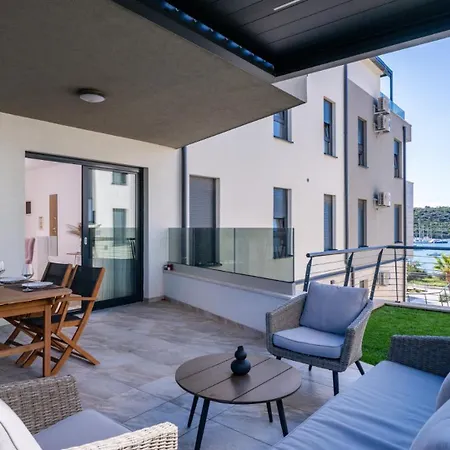Apartment Megi With Shared Pool By Villas Guide Appartamento *